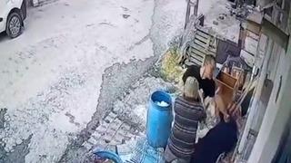 Yaşına bile aldırış etmediler... Baba ve oğlu yaşlı kadını böyle darbetti!