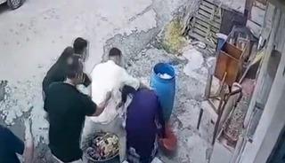 İnfial yaratan görüntü! Baba ve oğlu 70 yaşındaki kadını böyle darbetti 