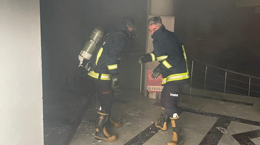 Van'da iş merkezinde yangın! 4 dükkan zarar gördü