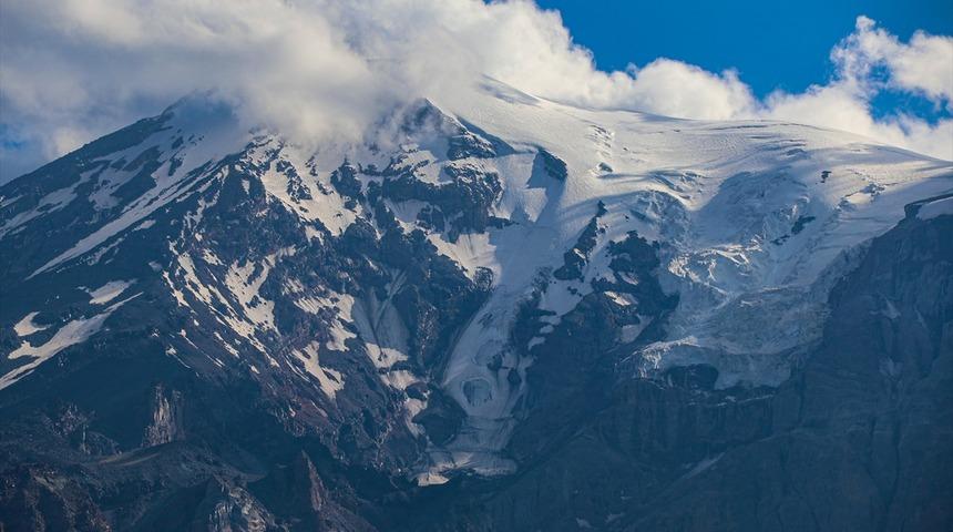 Ağrı Dağı'nın zirvesindeki takke buzulunda erime sürüyor! 2050'de...