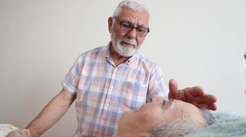 Yatalak ve konuşamayan eşine 10 yıldır gözü gibi bakıyor, bir an olsun yalnız bırakmıyor...
