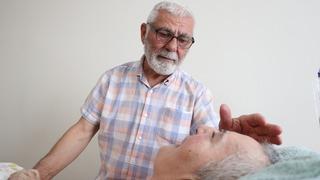 Yatalak ve konuşamayan eşine 10 yıldır gözü gibi bakıyor, bir an olsun yalnız bırakmıyor...
