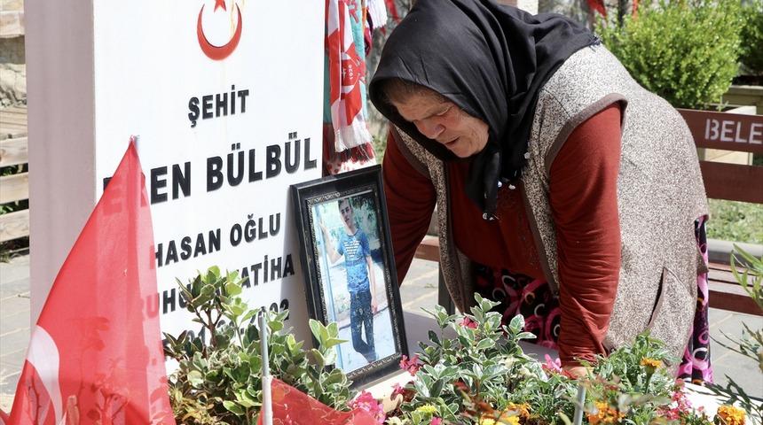 Şehit Eren B&uuml;lb&uuml;l'&uuml;n annesi: "Evlat kokusuna doyamadım"
