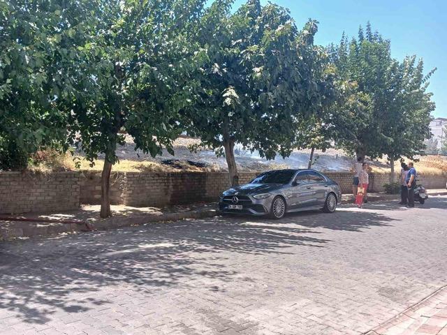 Tren yolunda kenarında çıkan yangın araçlara sıçramadan söndürüldü 1