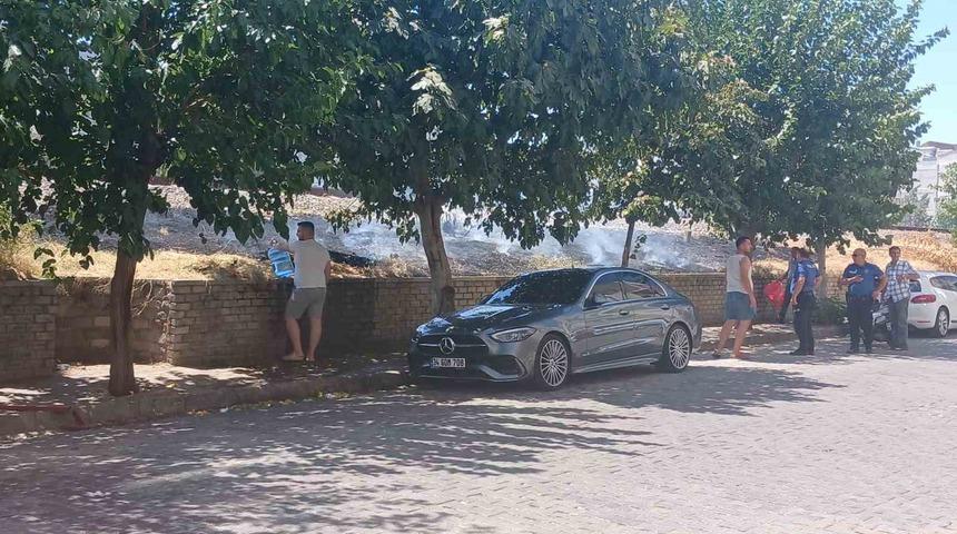 Tren yolunda kenarında çıkan yangın araçlara sıçramadan söndürüldü