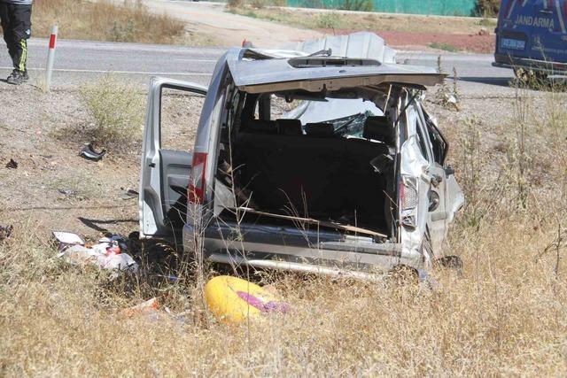 Hafif ticari araç önce ağaca sonra direğe çarptı: 5 yaralı 3