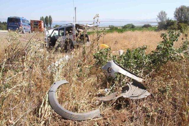 Hafif ticari araç önce ağaca sonra direğe çarptı: 5 yaralı 1