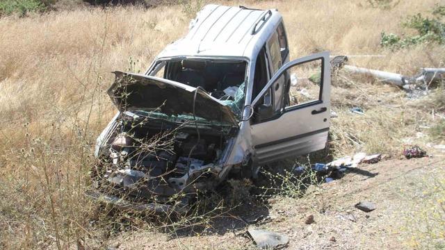 Hafif ticari araç önce ağaca sonra direğe çarptı: 5 yaralı