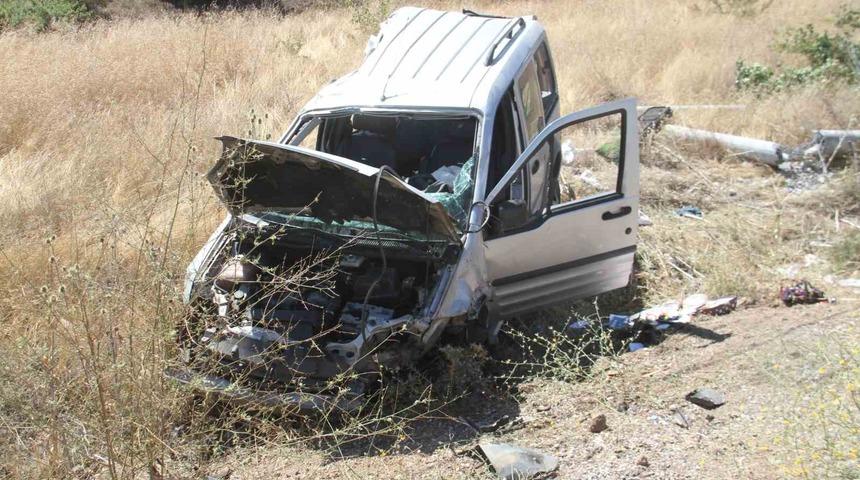 Hafif ticari araç önce ağaca sonra direğe çarptı: 5 yaralı