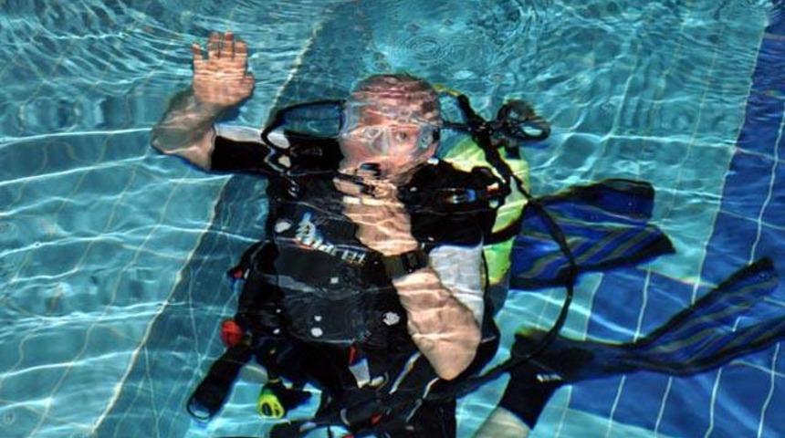 Rekor i&ccedil;in dişlerini &ccedil;ektirdi!