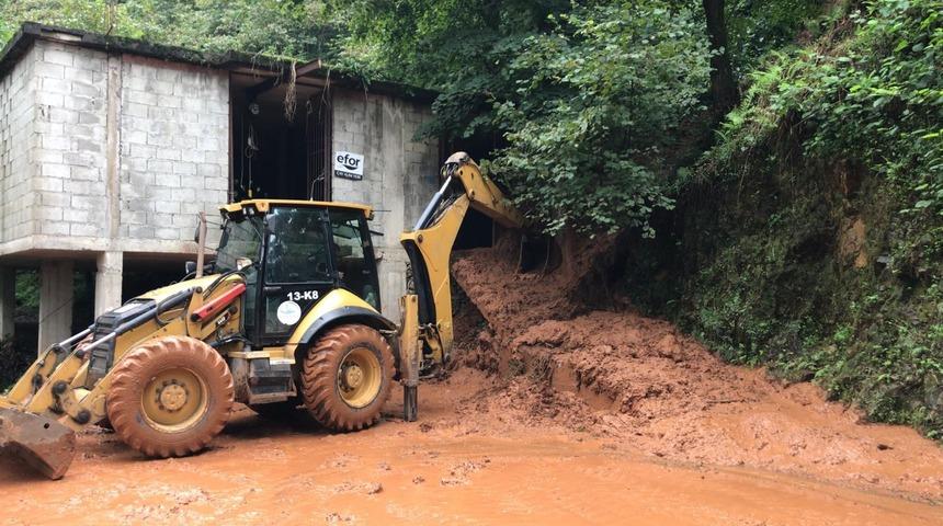 Rize'nin bazı ilçelerinde heyelanlar meydana geldi