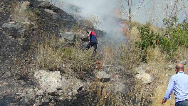 Kars Kalesi’nin eteklerinde korkutan anız yangını 4