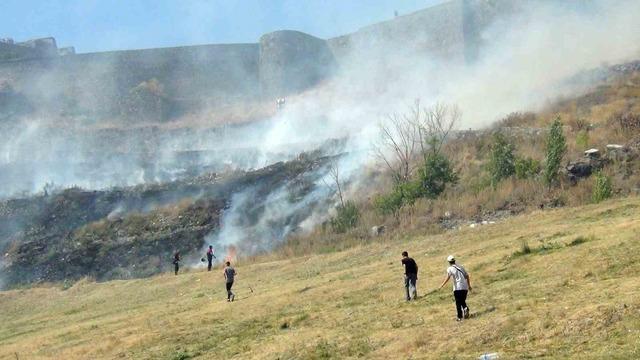 Kars Kalesi’nin eteklerinde korkutan anız yangını 3