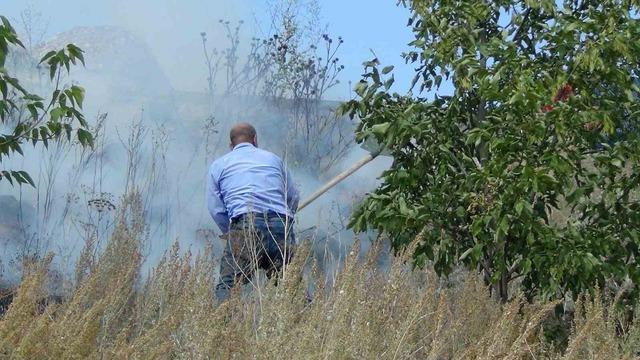 Kars Kalesi’nin eteklerinde korkutan anız yangını 2