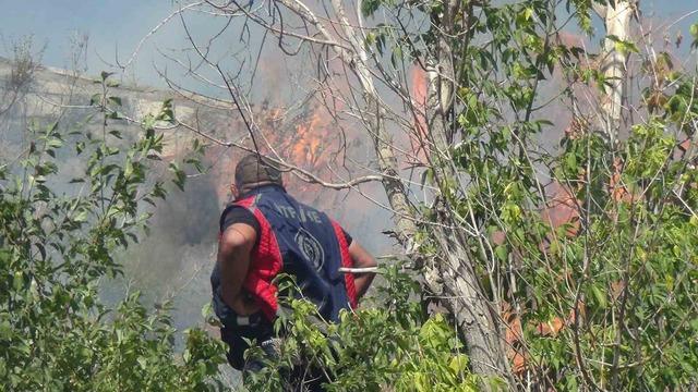 Kars Kalesi’nin eteklerinde korkutan anız yangını 1