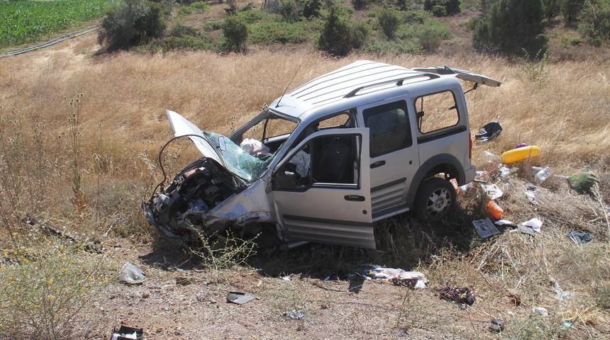 Konya'da beton direğe çarpan araçtaki 5 kişi yaralandı