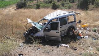 Konya'da beton direğe çarpan araçtaki 5 kişi yaralandı