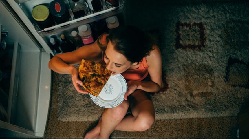 Herkesin merak ettiği o soru: Gece yemek yemek kilo aldırır mı? Gece acıkınca ne yapabilirim? Uyumadan kaç saat önce yemek yemeliyim? Uzmanlar açıkladı…