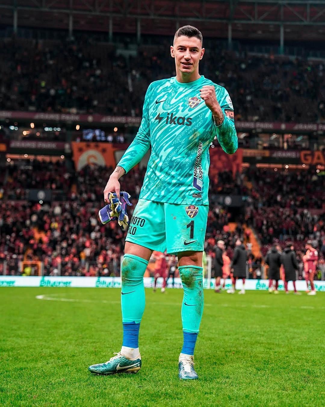 Fransız ekibi Lille Eyüpspor dan Berke Özer için resmen görüşmelere başladı! Yıldız isim Galatasaray ın da listesindeydi... 3