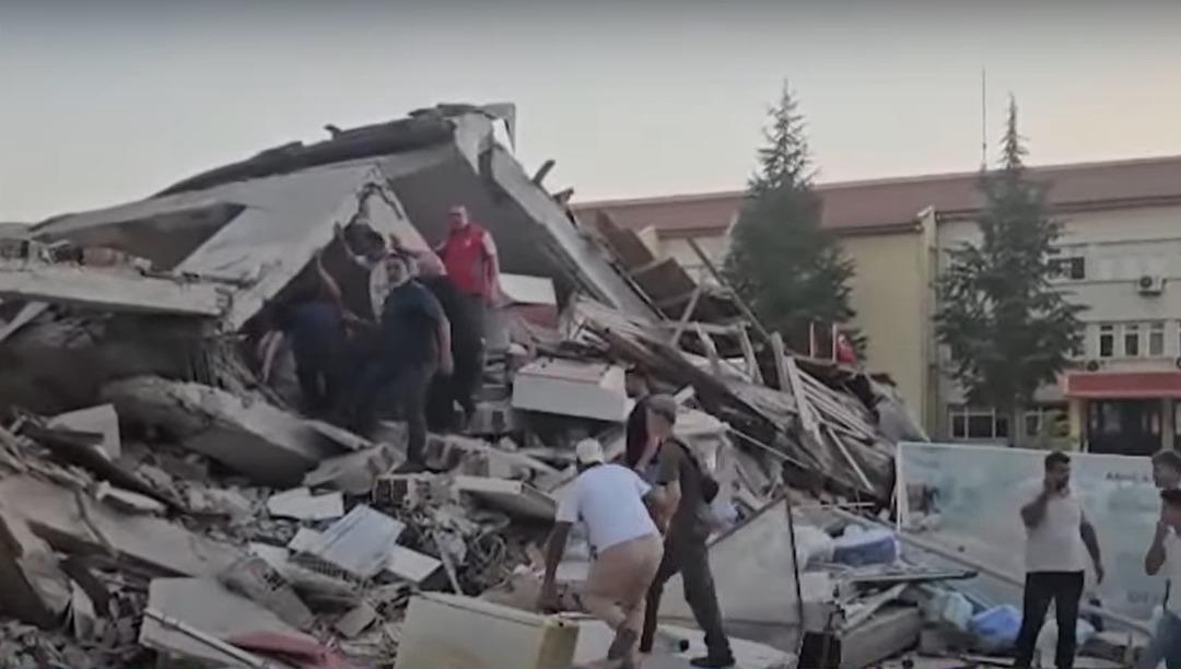 SON DAKİKA | Balıkesir de art arda depremler... 6.1 sallantı sonrası görüntüler geldi! Belediye Başkanı açıkladı: 1 kişi hayatını kaybetti 7