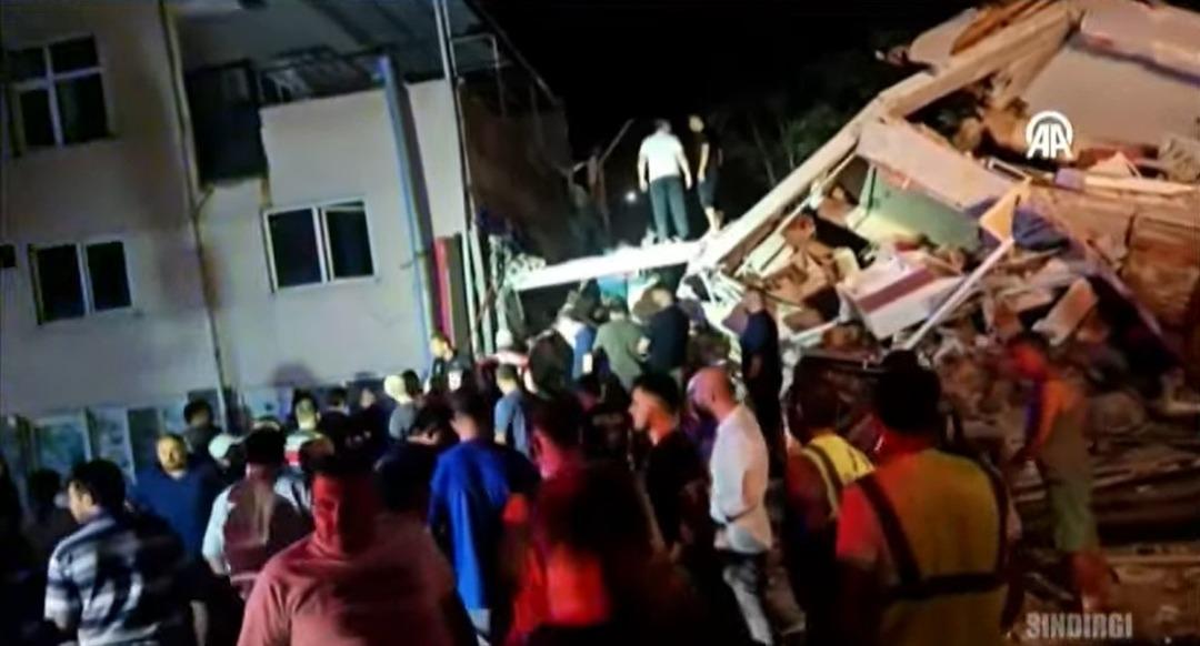 SON DAKİKA | Balıkesir de art arda depremler... 6.1 sallantı sonrası görüntüler geldi! Belediye Başkanı açıkladı: 1 kişi hayatını kaybetti 3