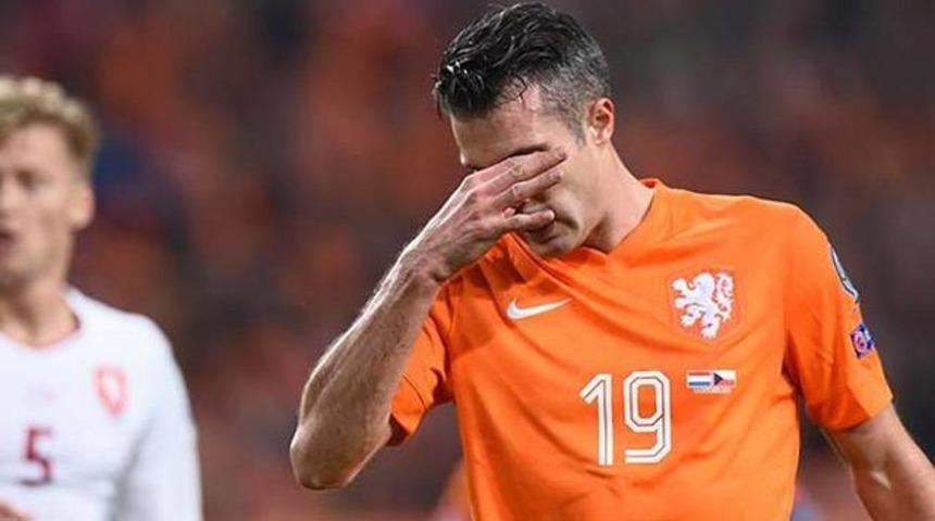 Van Persie kendi kalesine attı sosyal medya yıkıldı