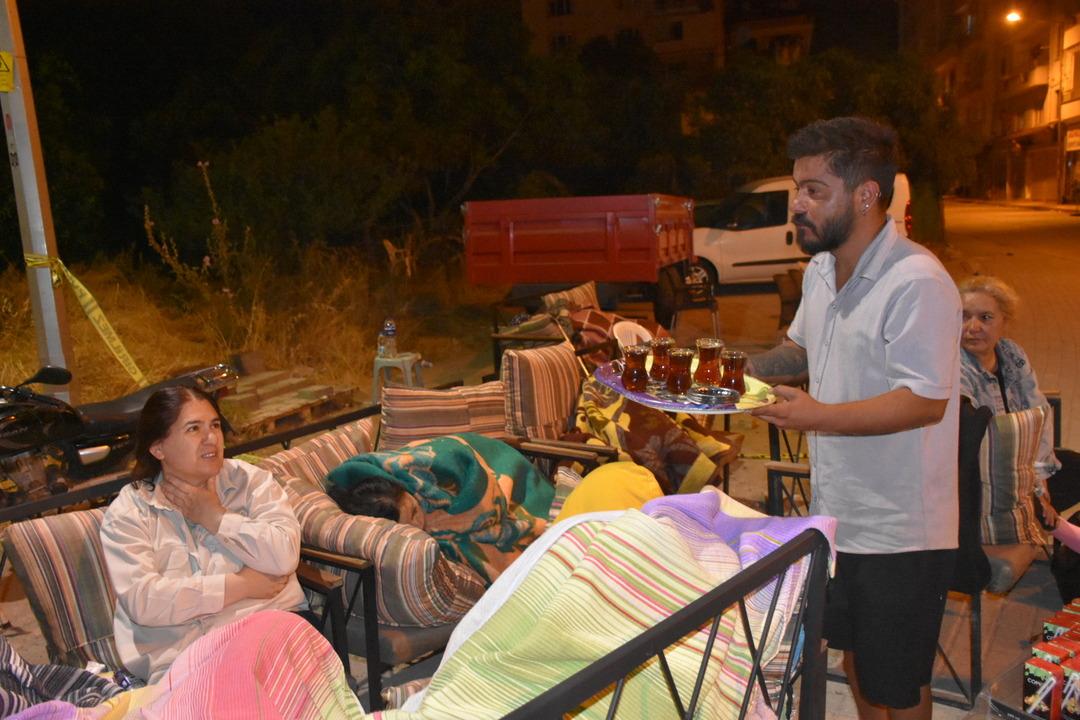 Kimse evine giremedi! Balıkesir deki deprem sonrası geceyi sokakta geçirdiler 1