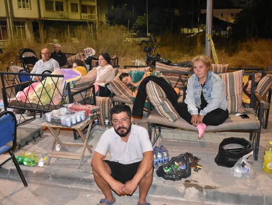 Balıkesir'deki deprem sonrası geceyi sokakta geçirdiler