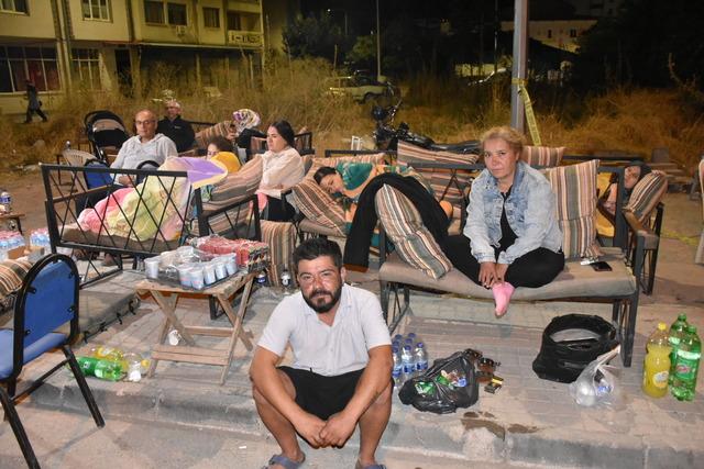 Balıkesir'deki deprem sonrası geceyi sokakta geçirdiler