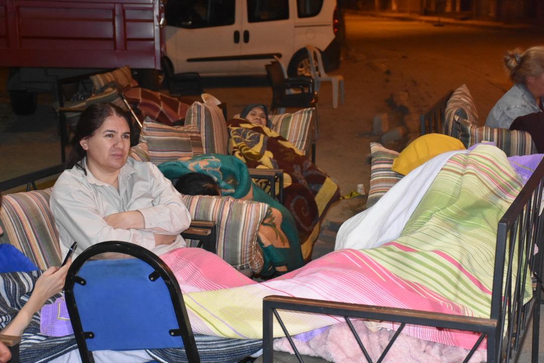 Kimse evine giremedi! Balıkesir deki deprem sonrası geceyi sokakta geçirdiler 3
