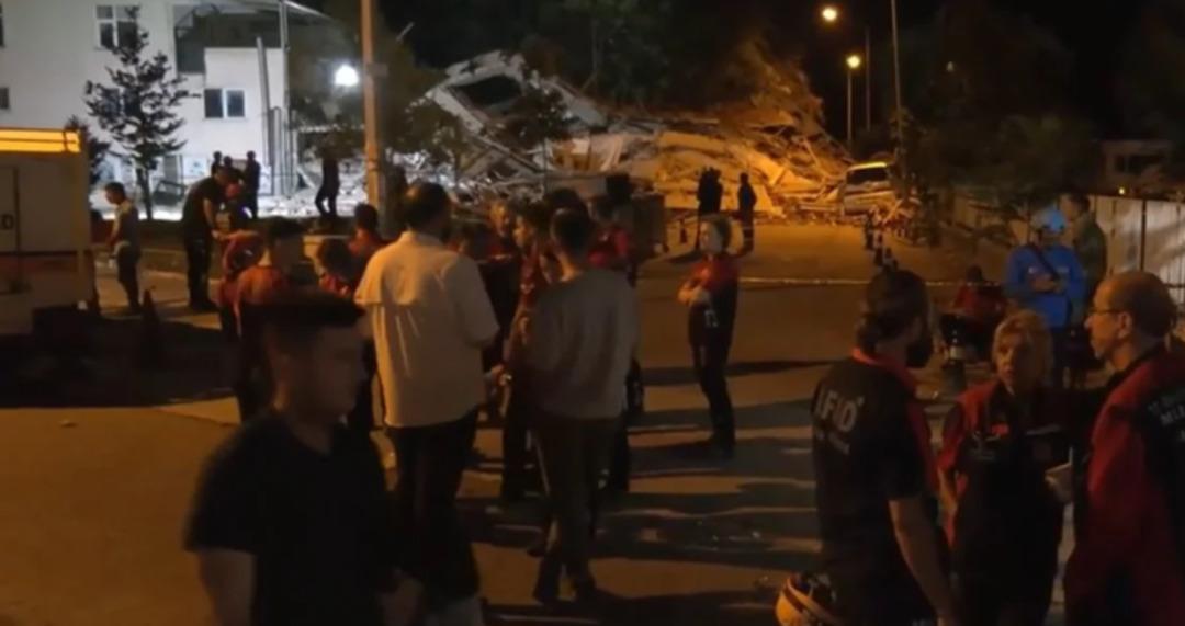 Kimse evine giremedi! Balıkesir deki deprem sonrası geceyi sokakta geçirdiler 5