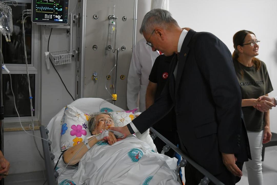 Sağlık Bakanı Kemal Memişoğlu, Balıkesir depreminde yaralananları özel ziyaret etti... 1