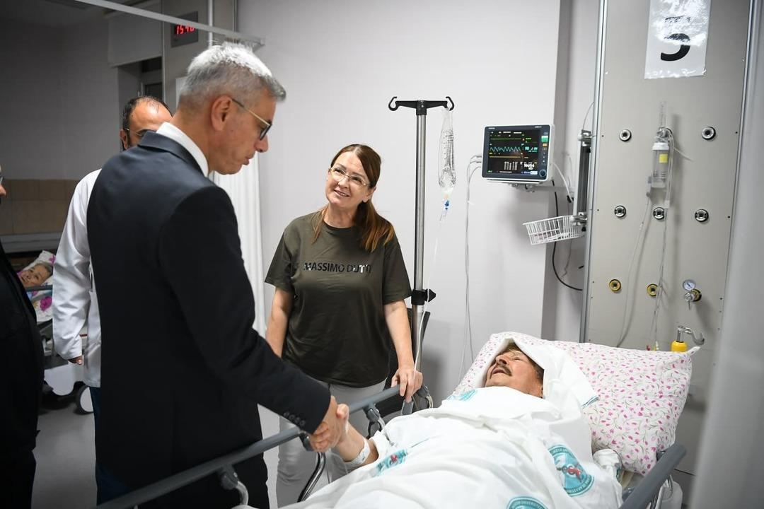 Sağlık Bakanı Kemal Memişoğlu, Balıkesir depreminde yaralananları özel ziyaret etti... 2