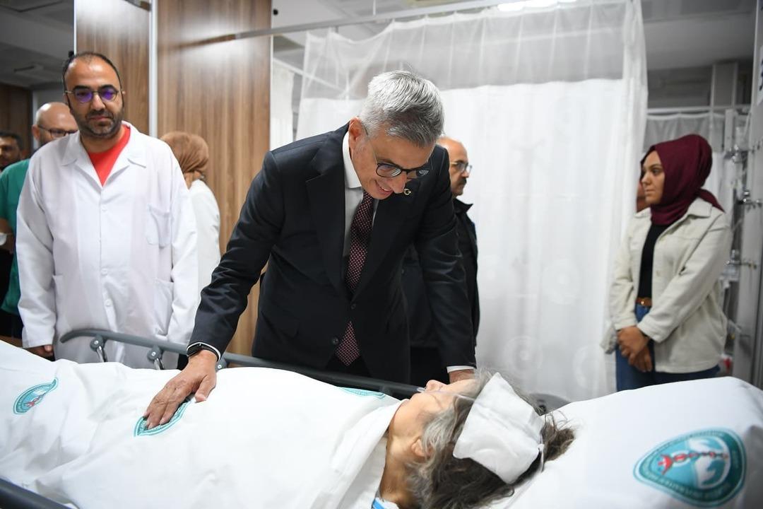 Sağlık Bakanı Kemal Memişoğlu, Balıkesir depreminde yaralananları özel ziyaret etti... 3