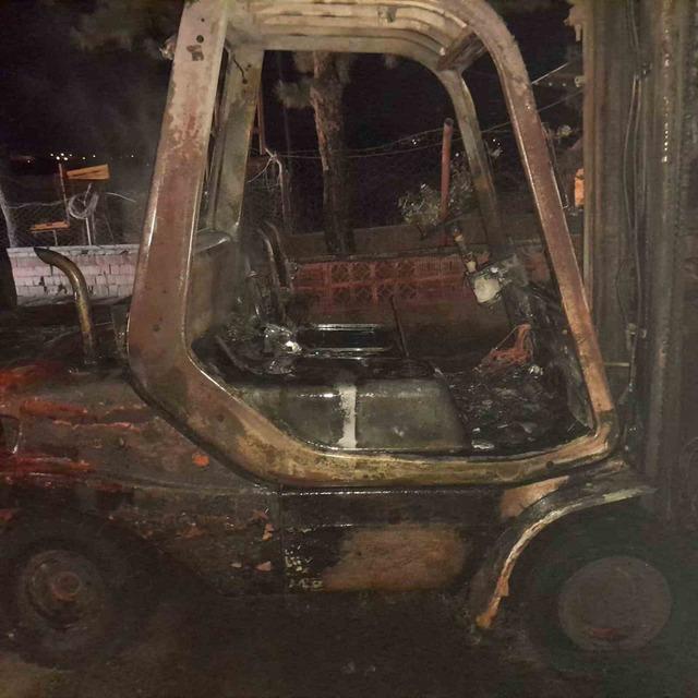 Kastamonu’da alevlere teslim olan forklift ve otomobil kullanılmaz hale geldi 3