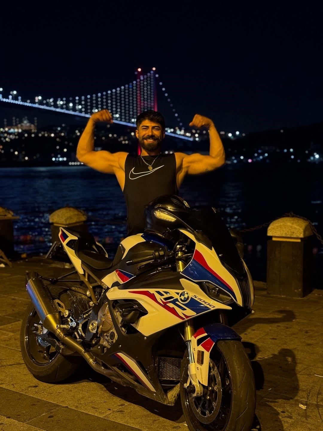 Sosyal medya fenomeninden acı haber! Kaza görüntüleri ortaya çıktı: Kamyonun altına girdi... 1