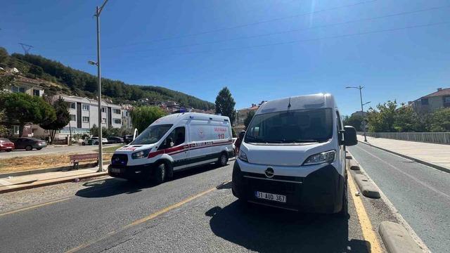 Minibüs yayaya çarptı: 1 yaralı 1