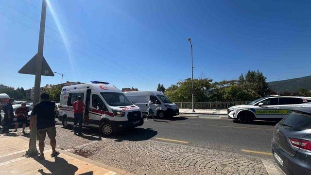 Minibüs yayaya çarptı: 1 yaralı 2