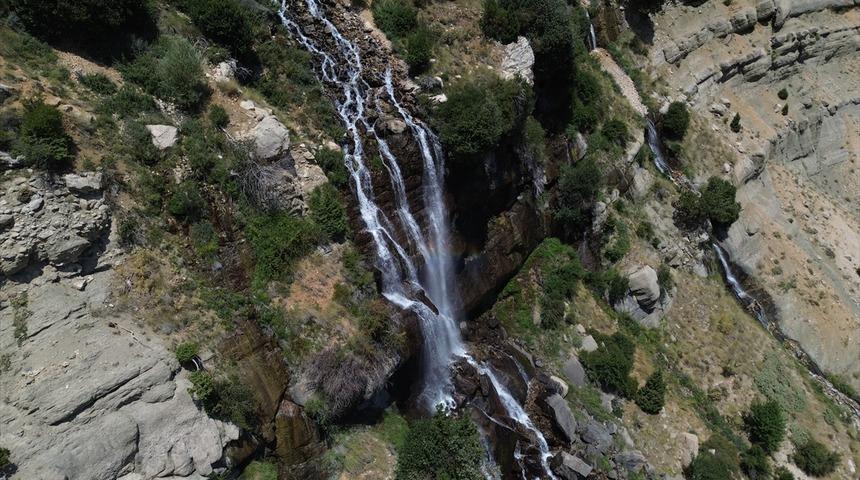Antalya'nın kavurucu sıcaklarında Uçarsu Şelalesi serinlemek isteyenlerin adresi oldu