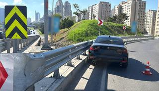 Ataşehir'de bariyere çarpan otomobilin sürücüsü yaralandı
