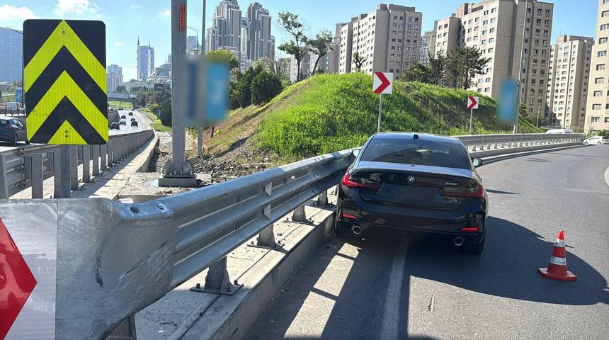 Ataşehir'de bariyere çarpan otomobilin sürücüsü yaralandı