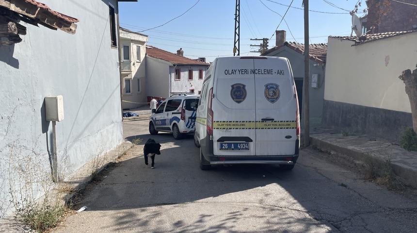 Eskişehir'de yalnız yaşayan kişi evinin önünde ölü bulundu