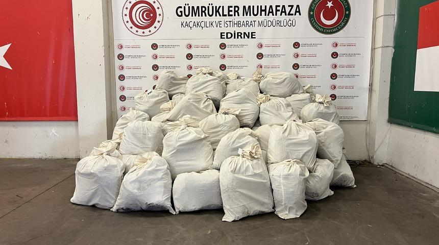Kapıkule'de bir tırda boya kutularına gizlenmiş 692 kilogram esrar ele geçirildi