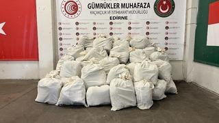 Kapıkule'de bir tırda boya kutularına gizlenmiş 692 kilogram esrar ele geçirildi