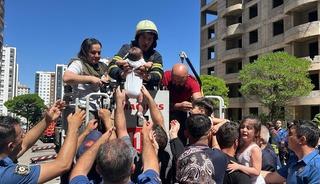 Son dakika | Küçük çocuk endişeli gözler içinde indirildi! Kayseri’de 14 katlı binada yangın: Oturanlar tahliye edildi