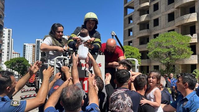 Son dakika | Küçük çocuk endişeli gözler içinde indirildi! Kayseri’de 14 katlı binada yangın: Oturanlar tahliye edildi