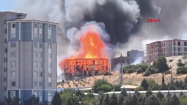 Son dakika | Bina ateş topuna döndü! Alevler bahçelere de sıçradı: Kahramanmaraş'ta OGM'ye ait lojmanda korkutan yangın
