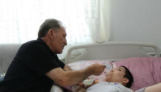 Ağır engelli kızına hem babalık hem annelik yapıyor