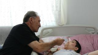 Ağır engelli kızına hem babalık hem annelik yapıyor