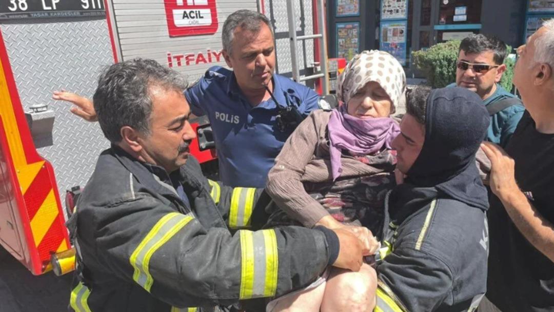 Son dakika | Küçük çocuk endişeli gözler içinde indirildi! Kayseri’de 14 katlı binada yangın: Oturanlar tahliye edildi 1